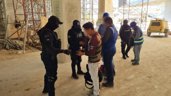 Operativo de seguridad en una construcción en la Zona Hotelera de Cancún.