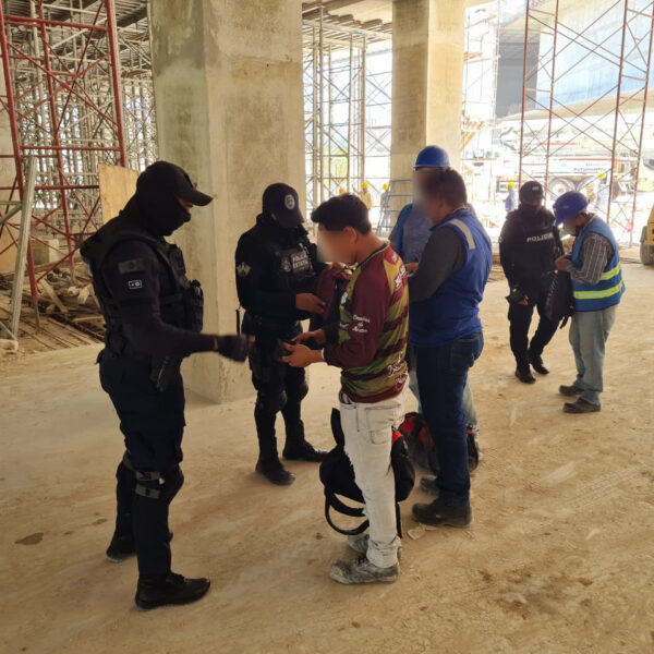 Operativo de seguridad en una construcción en la Zona Hotelera de Cancún.