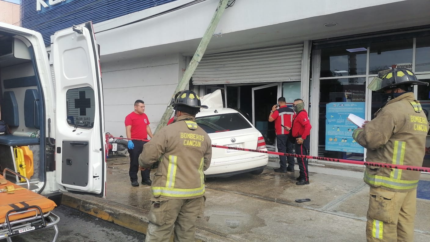 Dos muertos en accidente de tránsito en la avenida López Portillo en Cancún (VIDEO); conductor de un Jetta impacta a una mujer y a motociclista.