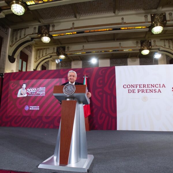 Sugiere AMLO a diputados del PRI rebelarse en materia eléctrica