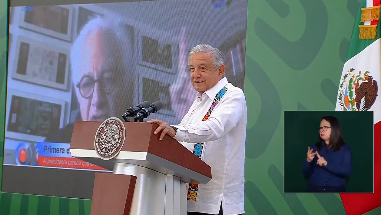 El Presidente Andrés Manuel López Obrador mostrando el discurso de odio emitido por el "escritor" Martín Moreno.