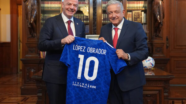 Recibe AMLO al presidente de FIFA en Palacio Nacional