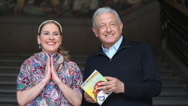 Festejan AMLO y Gutiérrez Müller el Día del Niño, leyendo un cuento