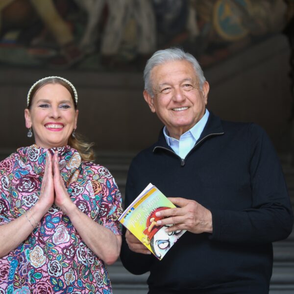 Festejan AMLO y Gutiérrez Müller el Día del Niño, leyendo un cuento