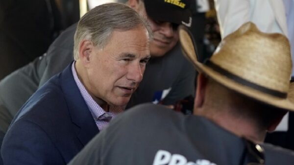 “Chicanadas y vileza” de gobernador de Texas por inspección a tráileres