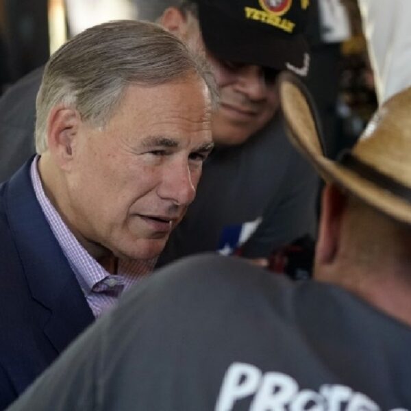 “Chicanadas y vileza” de gobernador de Texas por inspección a tráileres