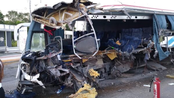 Impactante accidente de autobús sobre el boulevard Colosio en Cancún