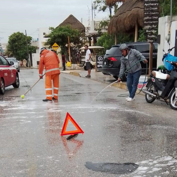 Derrame de diesel provoca numerosos accidentes en Isla Mujeres
