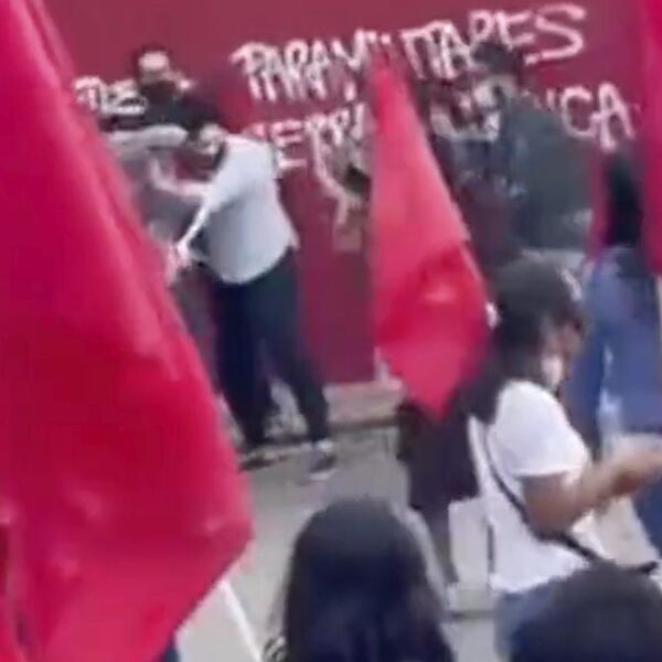 Manifestantes tunden a pareja por reclamar pintas de su barda