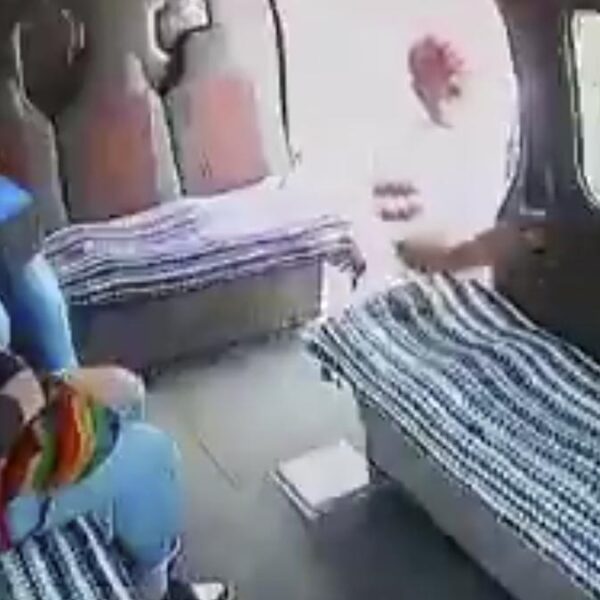 Por entregar celular falso a ladrón, pasajero por poco muere