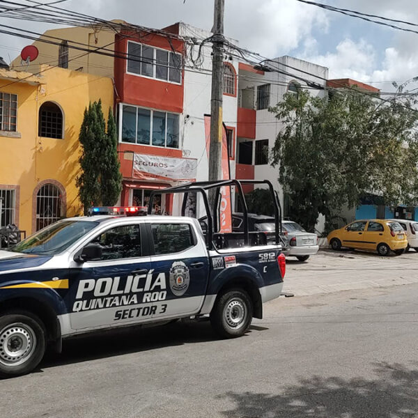 Hombres armados asaltan consultora vehicular en Cancún