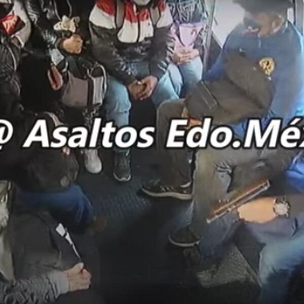 Ladrones asaltan "combi" armados con sub ametralladora