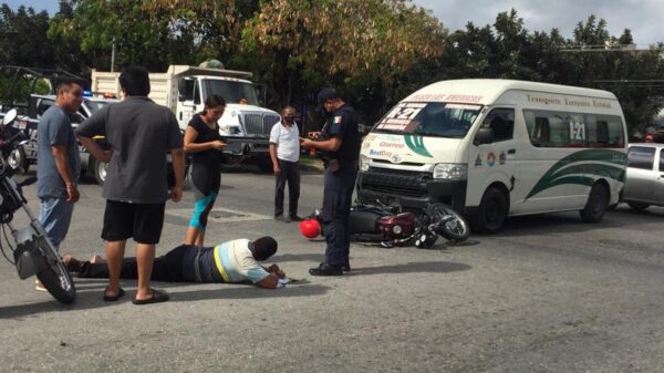 Combi de TTE en Cancún embiste a motociclista en la SM 224