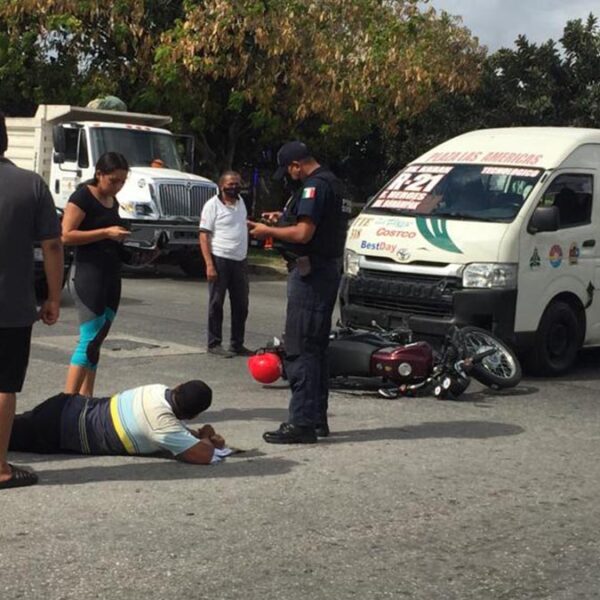 Combi de TTE en Cancún embiste a motociclista en la SM 224