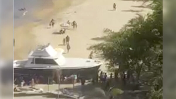 Sicarios se balean en playa de Acapulco frente a turistas