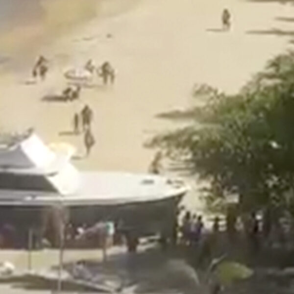 Sicarios se balean en playa de Acapulco frente a turistas