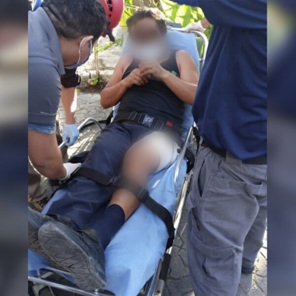 Ejecutan a balazos a hombre frente al parque turístico Xplor, un taxista resultó lesionado en una pierna como daño colateral