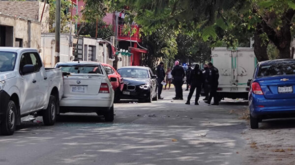 Balean en Cancún a pareja en vehículo de lujo, uno muere