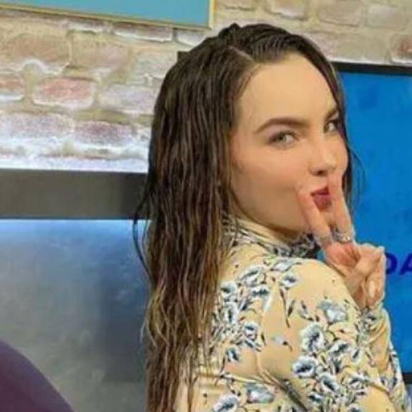 Belinda regresa a México e ignora a la prensa