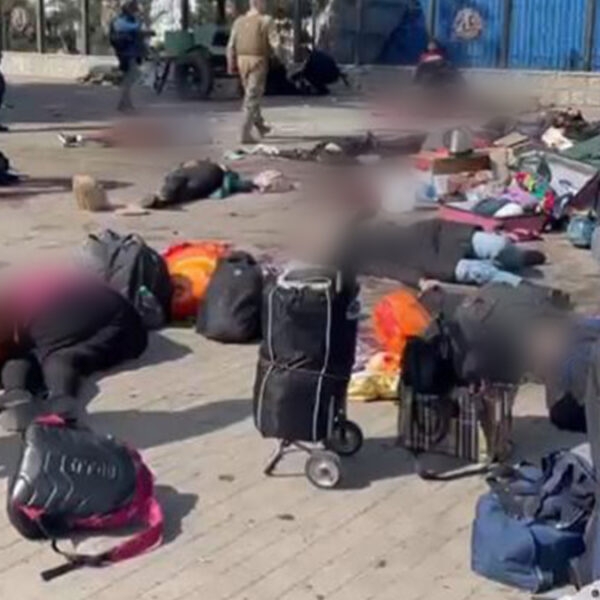 Rusia lanza misil a estación de trenes en Ucrania y mata a 50 civiles