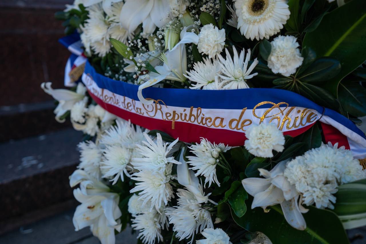 El presidente de Chile Gabriel Boric, en su primer viaje de Estado a Argentina, comenzó el día con la entrega de una ofrenda en el Monumento del Libertador General José de San Martín.