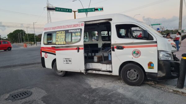 Camioneta choca contra Urvan de la Franja en la Portillo y Chac Mool.