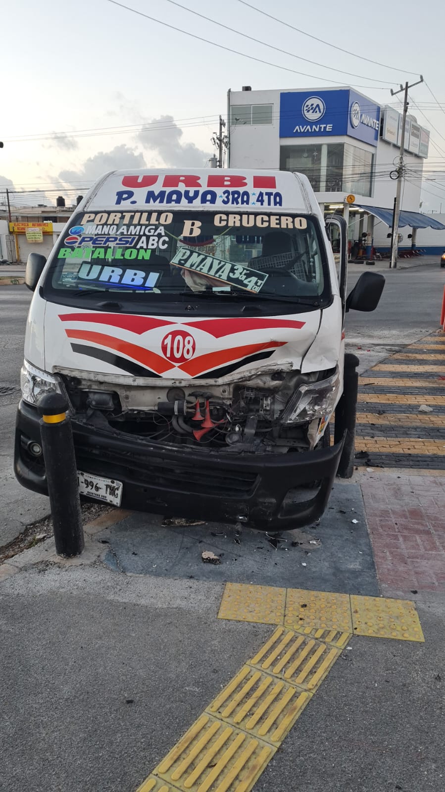 Camioneta choca contra Urvan de la Franja en la Portillo y Chac Mool; ambos conductores evadieron su responsabilidad al alegar tener el siga.