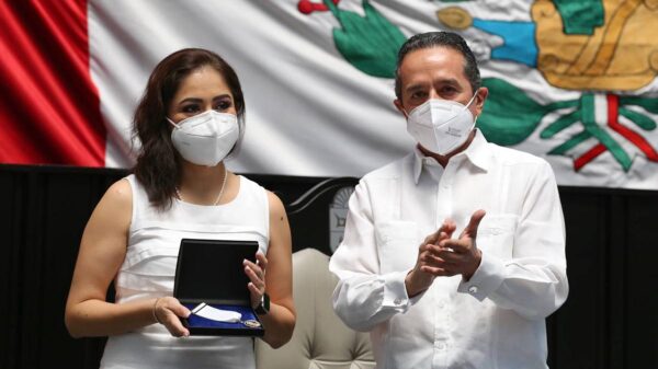 El gobernador Carlos Joaquín entregó la Medalla al Mérito Médico a la doctora Norma Alicia Urzúa Rodríguez