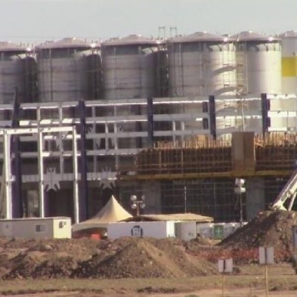 Celebra embajador de EU inversión millonaria de cervecera en Veracruz