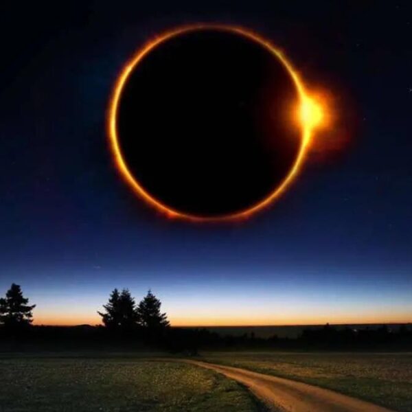 Se despide abril con un espectacular eclipse solar