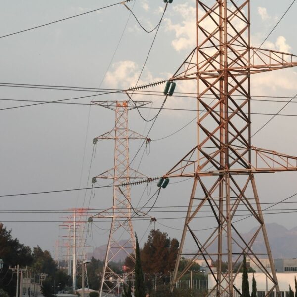 Anuncian revisión y revocación de autoabastecimiento en electricidad