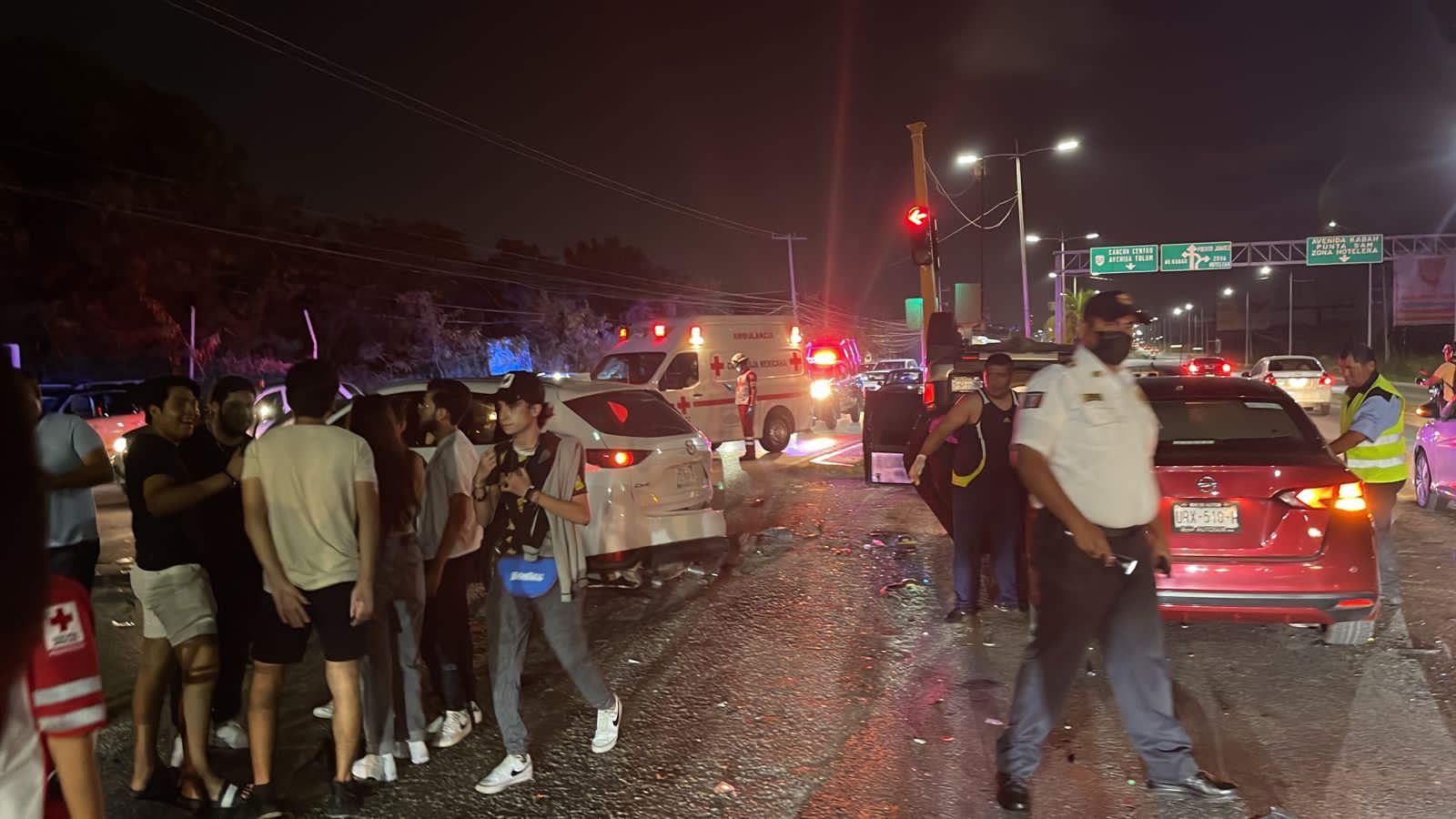 Choque múltiple y volcadura en el bulevar Colosio de Cancún; tres unidades se vieron involucradas y por fortuna no hubo lesionados.