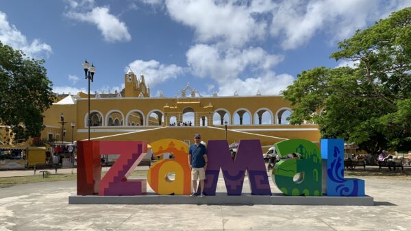 Se intoxica embajador de Reino Unido tras comer en restaurante de Mérida.