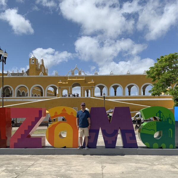 Se intoxica embajador de Reino Unido tras comer en restaurante de Mérida.