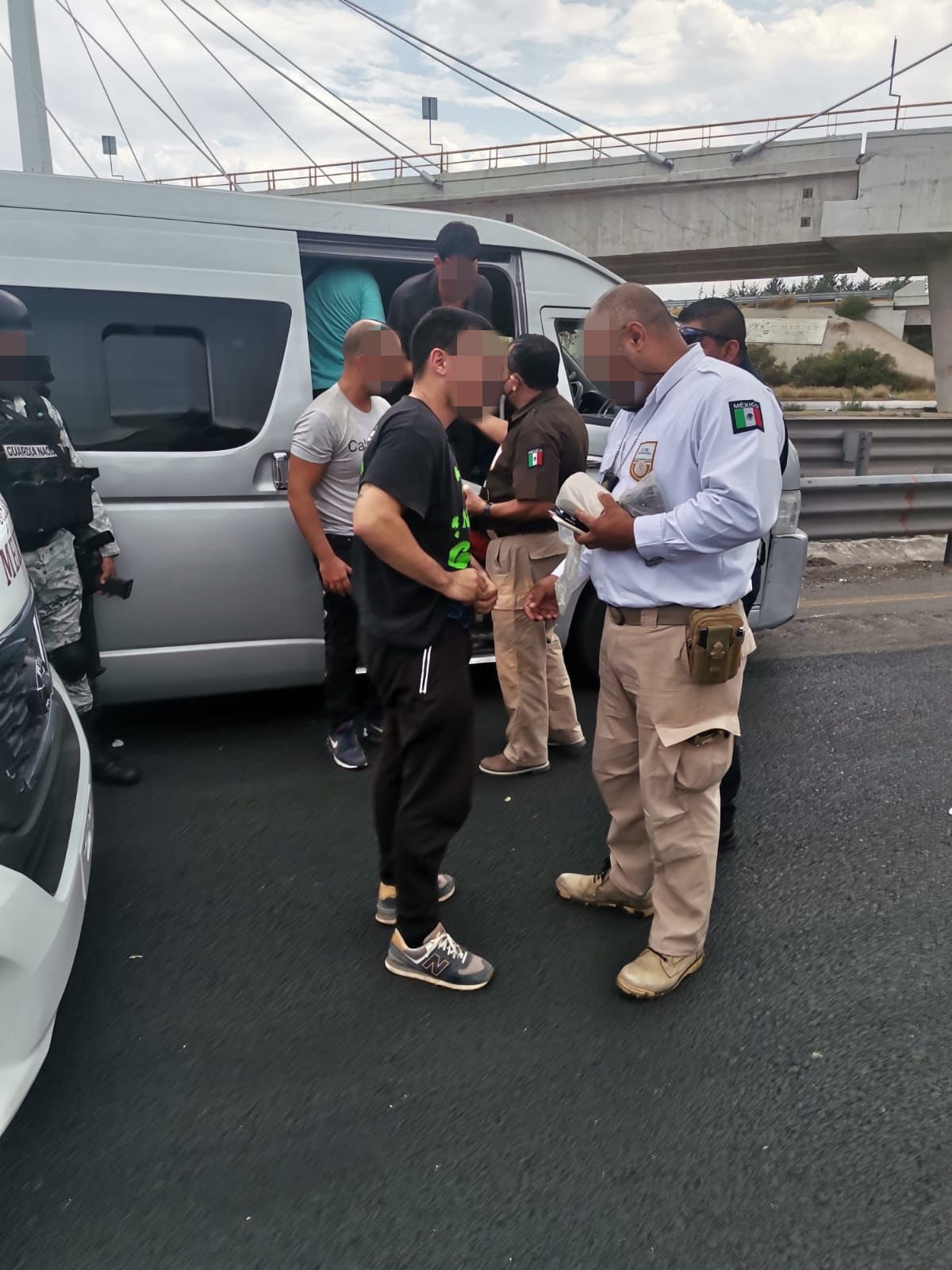 Histórico aseguramiento de inmigrantes en autopista Puebla-Orizaba; interceptar en varios vehículos a 330 personas de diversas nacionalidades.