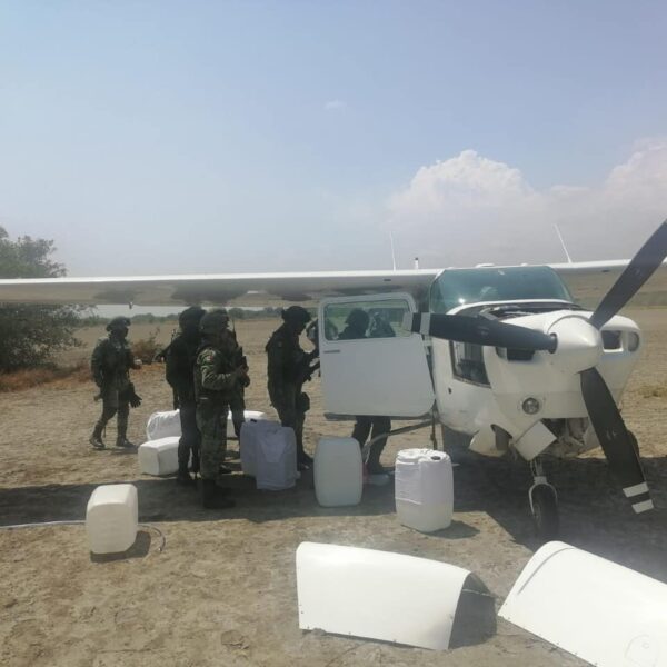 Aseguran avioneta con 312 kilos de cocaína en Chiapas.