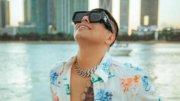 Fans acosan a Eduin Caz y pone fin a sus vacaciones