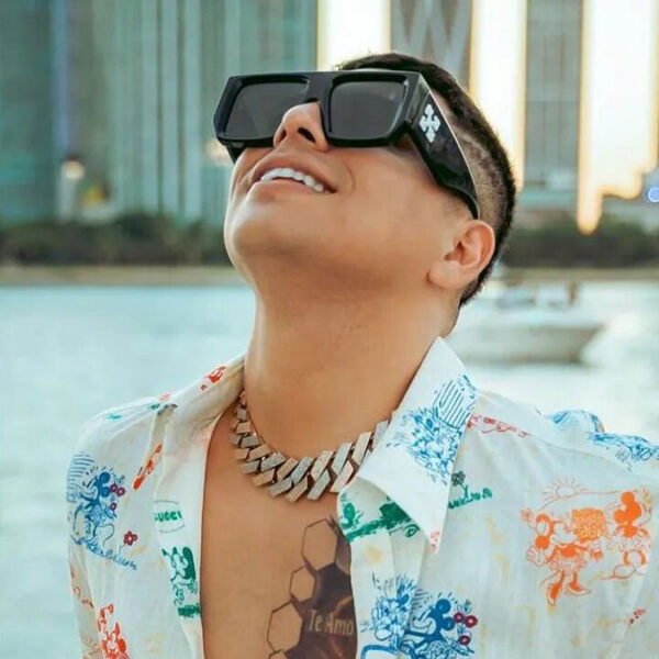 Fans acosan a Eduin Caz y pone fin a sus vacaciones