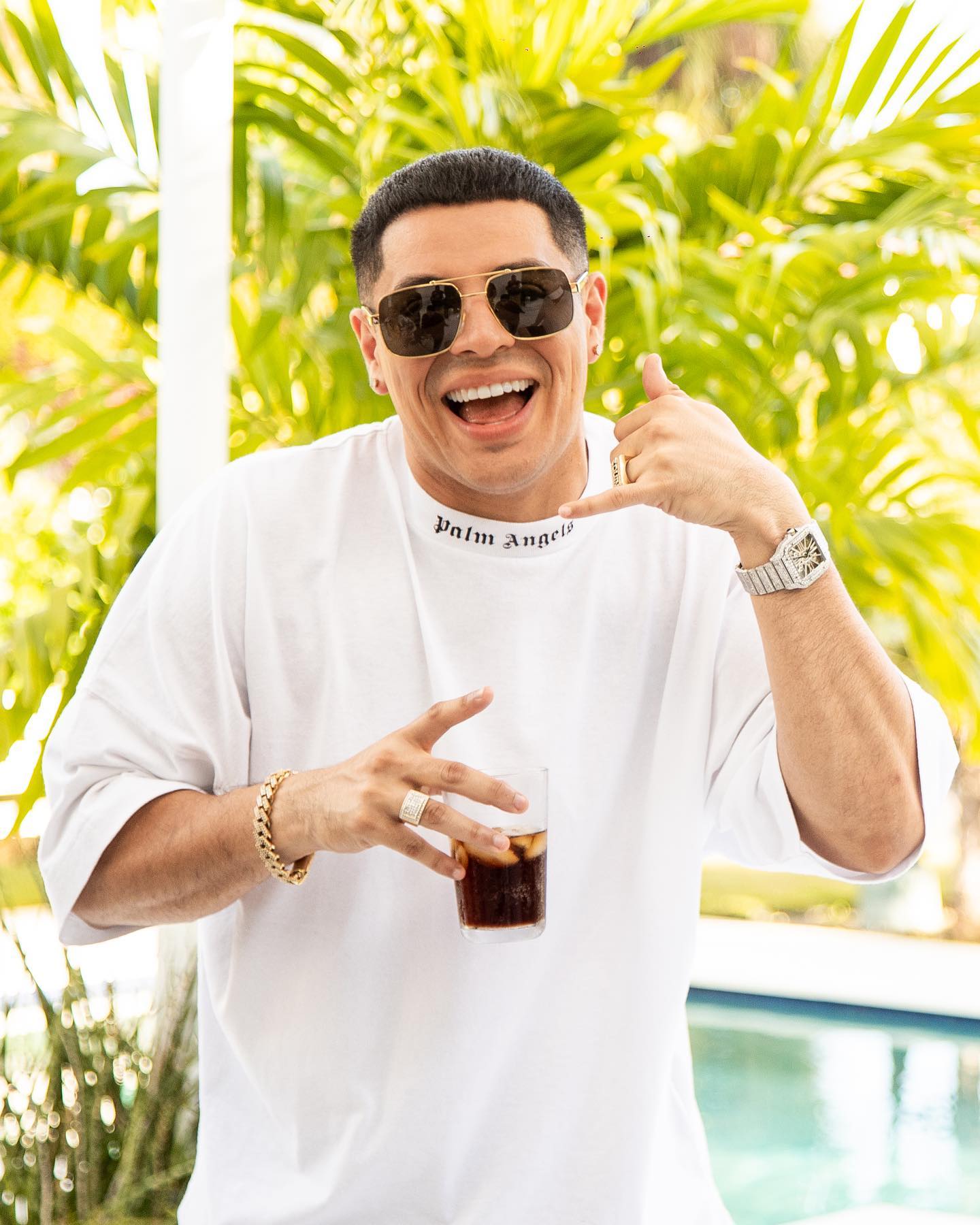 Fans acosan a Eduin Caz y pone fin a sus vacaciones