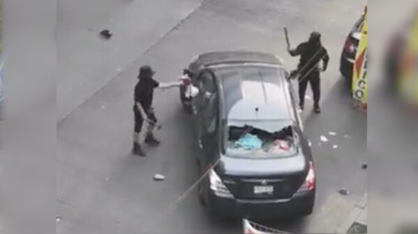 Feministas se radicalizan en CDMX, agreden a mujer en "retén"