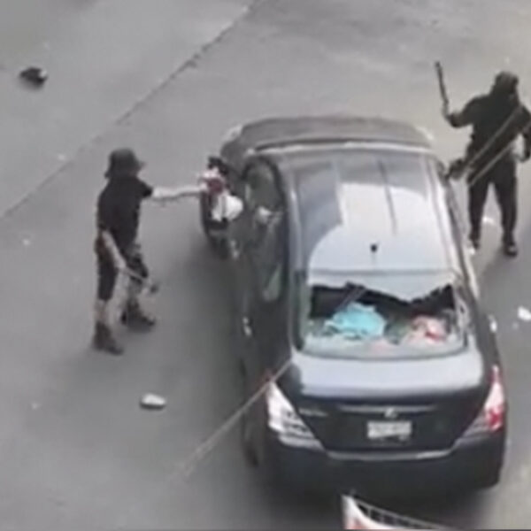 Feministas se radicalizan en CDMX, agreden a mujer en "retén"