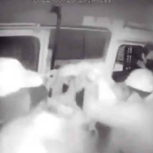 Pasajeros evitan asalto lanzando a ladrones de combi