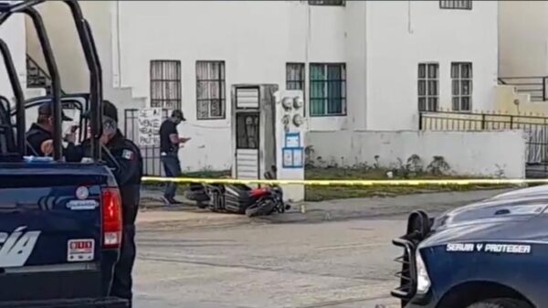 Intentan ejecutar a policía municipal de Playa del Carmen.