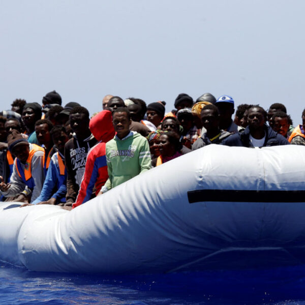 Avanza la xenofobia, GB anuncia plan contra migración clandestina