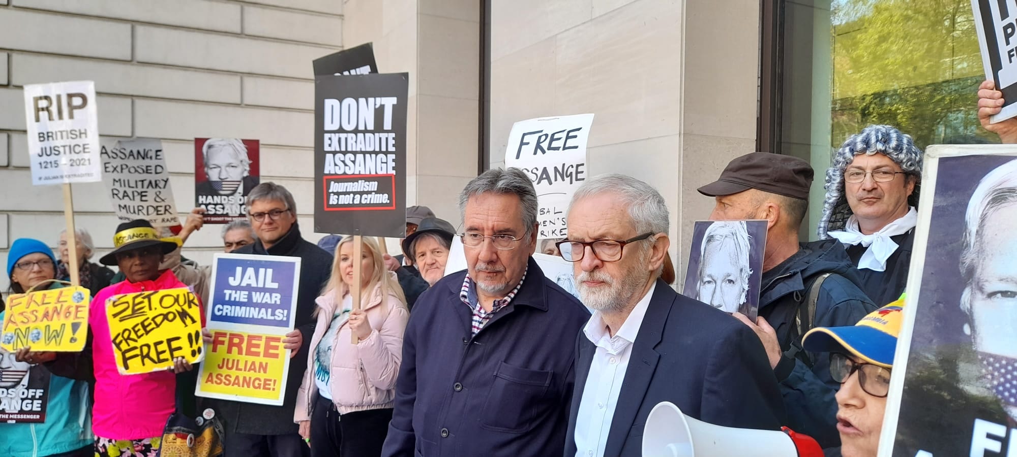 Jeremy Corbyn, político británico, acudió a la la Corte de Magistrados de Westminster en Londres, donde se llevó a cabo la audiencia de Julian Assange, el 20 de abril de 2022. Foto EFPress.