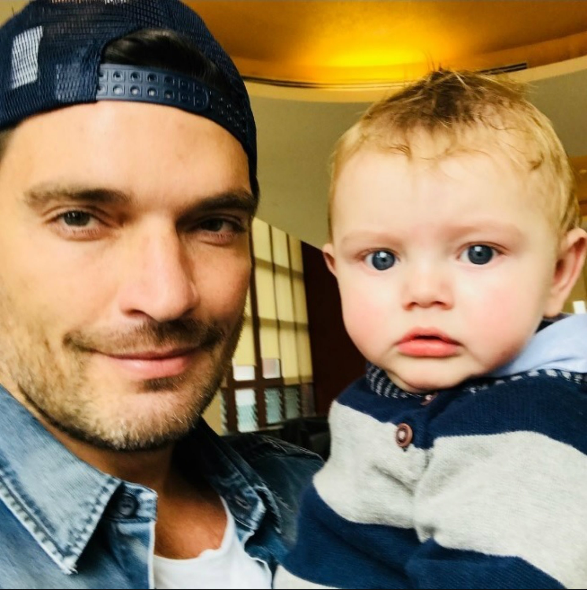 Julián Gil está feliz de que su hijo Matías se parezca a él físicamente