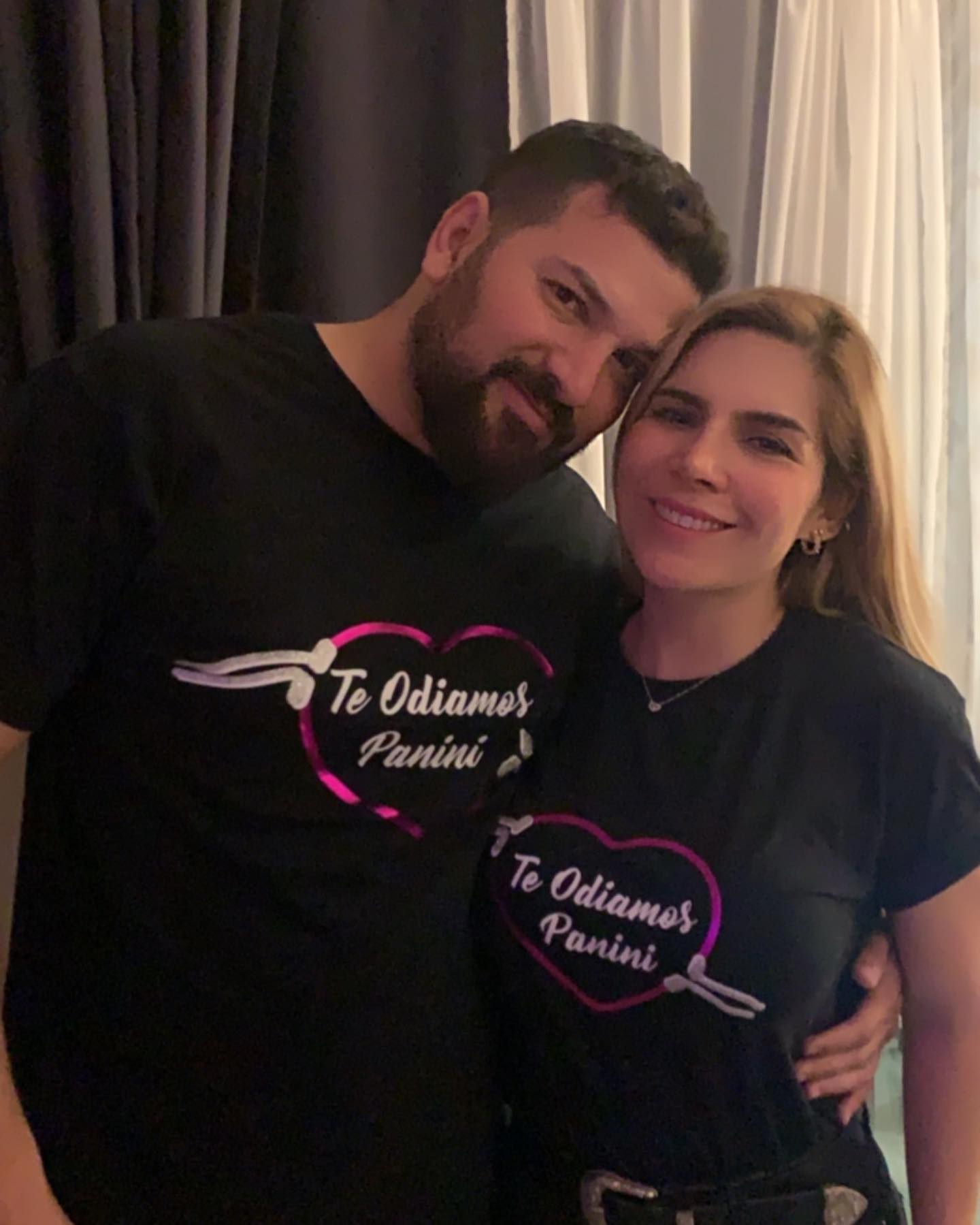 Karla Panini vende playeras con mensajes de odio hacia ella