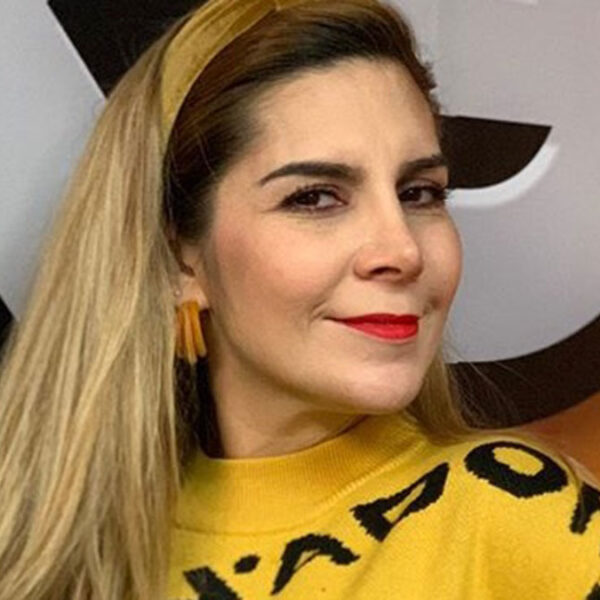 Karla Panini vende playeras con mensajes de odio hacia ella