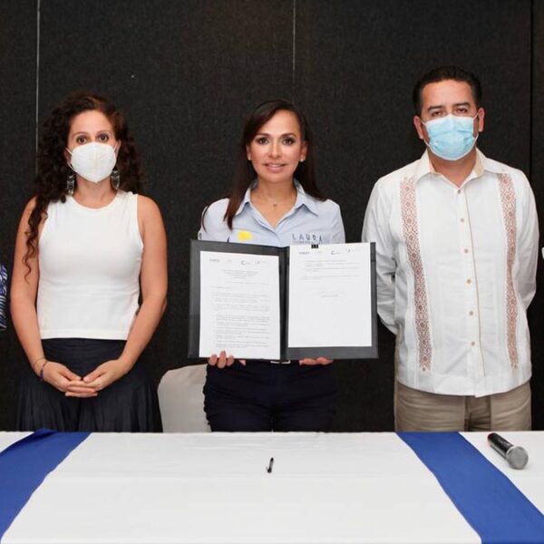 Laura Fernández firma compromisos anticorrupción para mejorar Quintana Roo