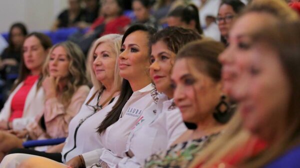 "A todos nos urge que Cancún esté mejor", señala Laura Fernández ante mujeres empresarias